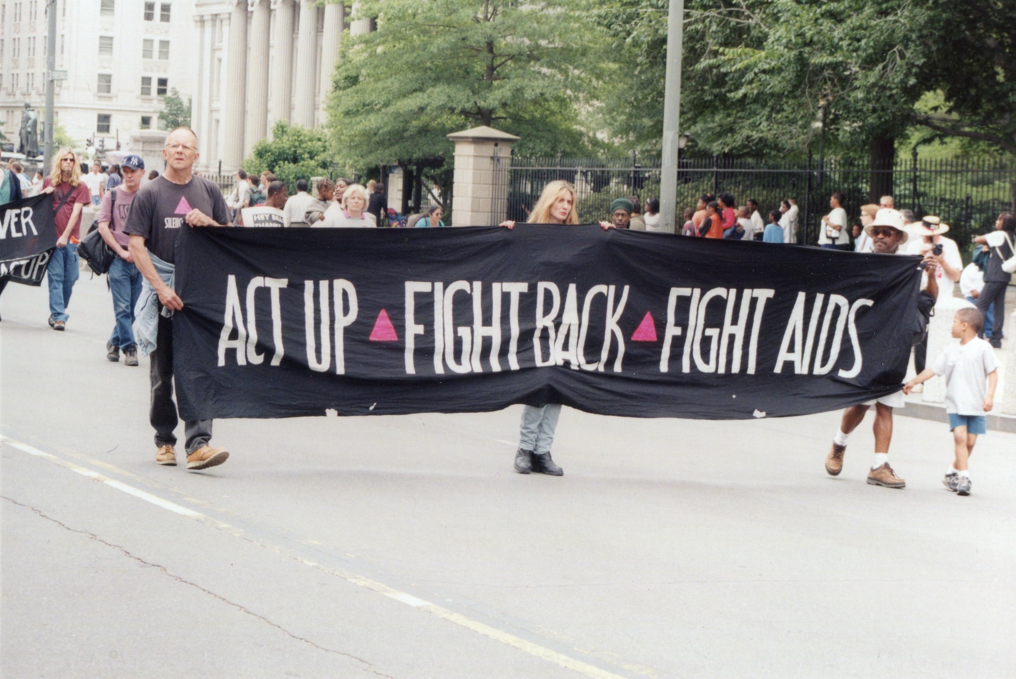 Fundraiser for Bashar Abu Jarad by Younes Nouri : Please help Bashar's  family evacuate the massacre (GAZA), image size:2048x1368
