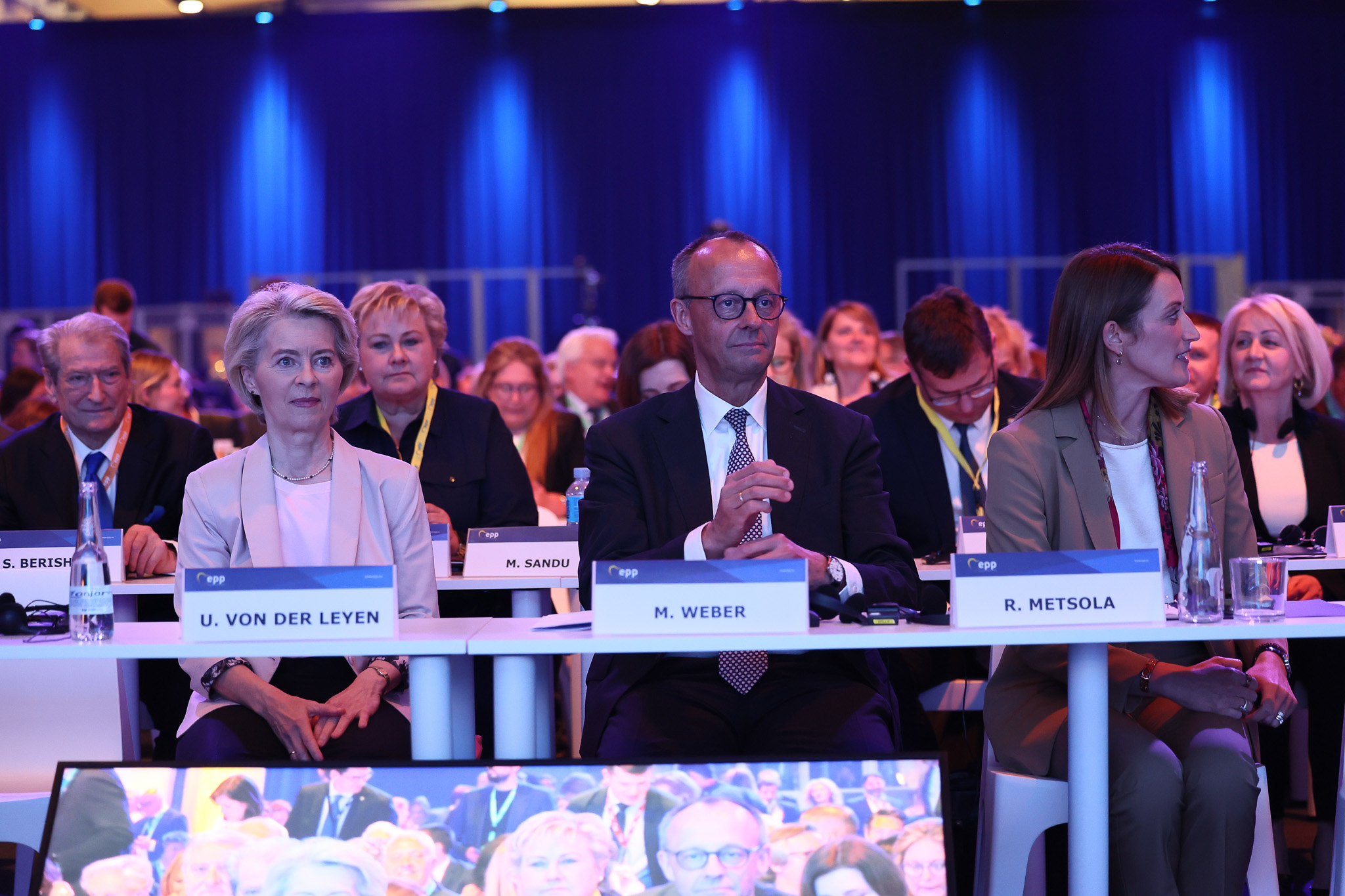 Technische Analyse eines Online-Casino-Dashboards auf einem Tablet und Laptop, Symbol für Recherche und Datentiefe