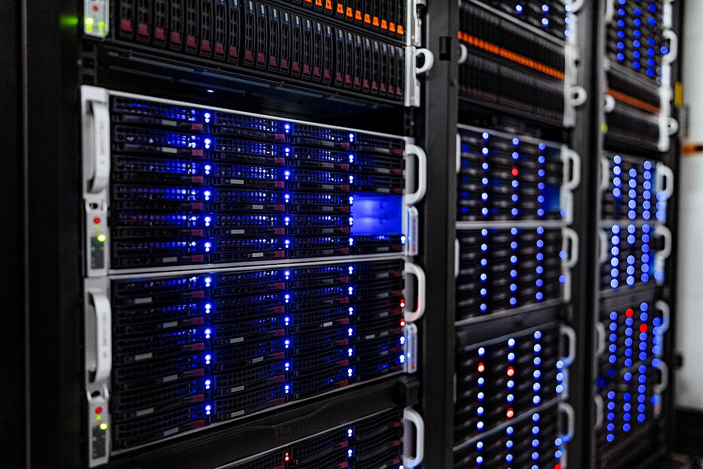 Server-Racks in einem Rechenzentrum, die die technische Infrastruktur von Total Casino symbolisieren