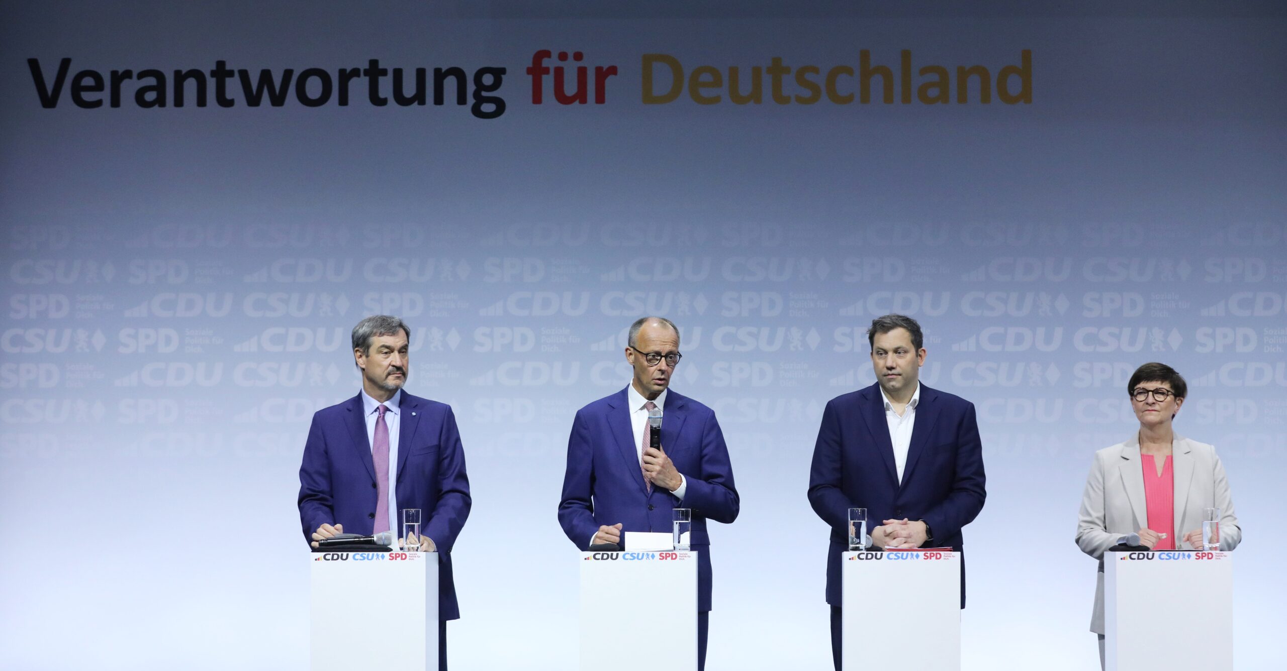 Unterzeichnung eines Vertrags im deutschen Bundestag als Symbol für Regulierung und Legalität