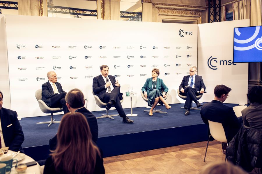 Representantes discutiendo regulaciones de juego en línea