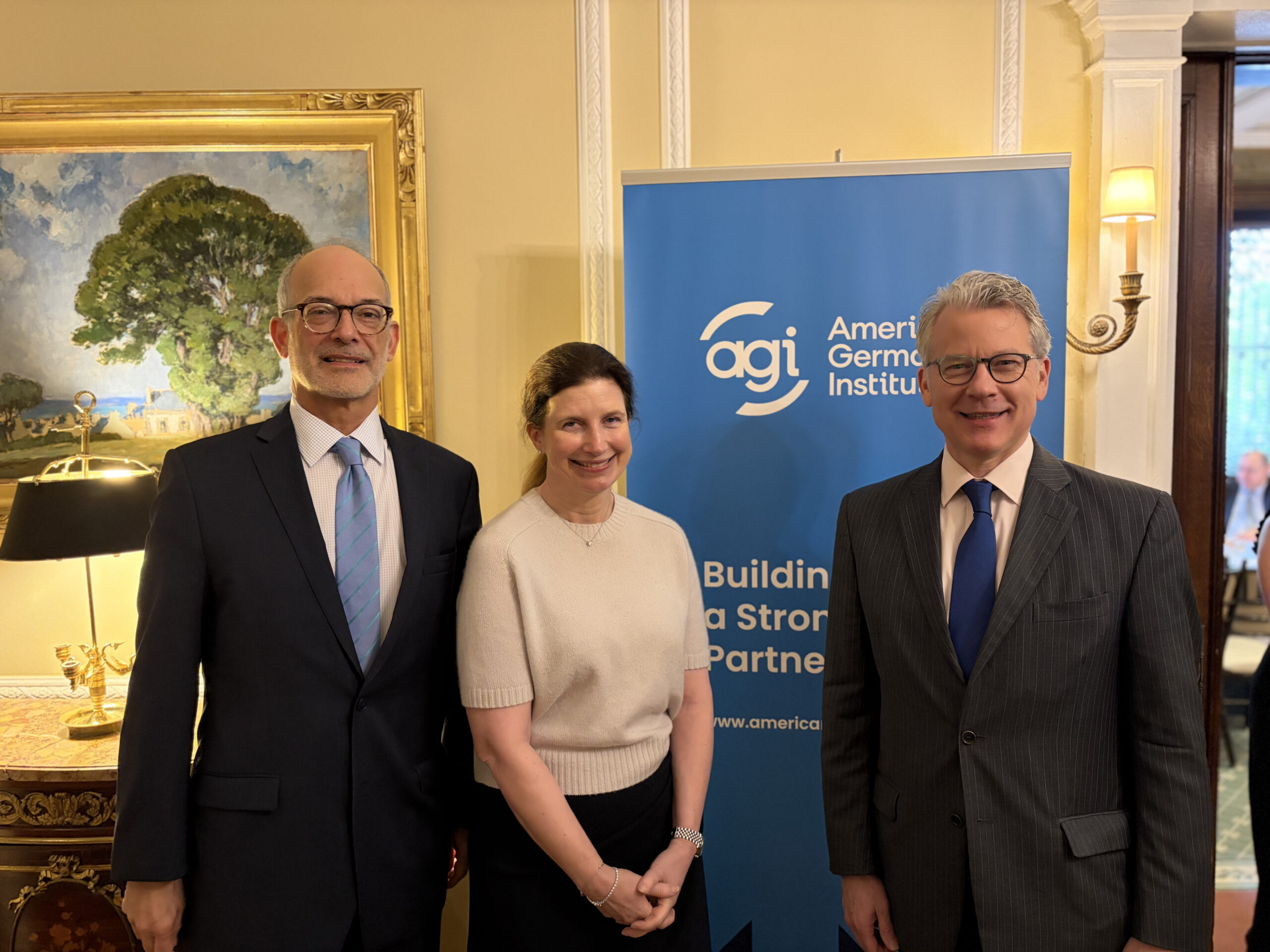 Ein Smartphone zeigt die bunte Benutzeroberfläche eines Online-Casinos, wahrscheinlich die Spieleauswahl von Pistolo Casino